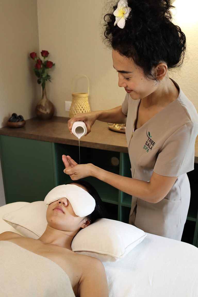 Thai Massage Bern – Therapeutin bei der Behandlung im Tree Sala Spa